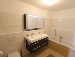 Ferienhaus | Badezimmer | Badewanne, Handtücher