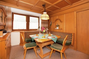 Dining - Apartment in Pettneu Near St. Anton Ski Slopes (Pettneu am Arlberg)