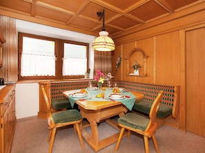 Dining - Apartment in Pettneu Near St. Anton Ski Slopes (Pettneu am Arlberg)
