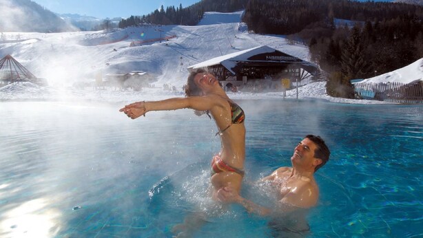 A pool with clear water, surrounded by snowy mountains and a ski lift in the background. - Scenic Holiday Home in Deutsch Griffen near Hochrindl (Deutsch-Griffen)