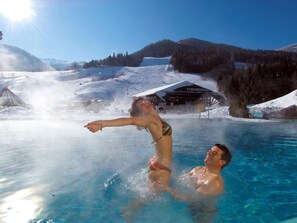 A pool with clear water, surrounded by snowy mountains and a ski lift in the background. - Scenic Holiday Home in Deutsch Griffen near Hochrindl (Deutsch-Griffen)