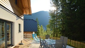 A patio with outdoor seating and a mountain view. - Chalet Only 200 m From ski Lift With Sauna (Bad Kleinkirchheim)