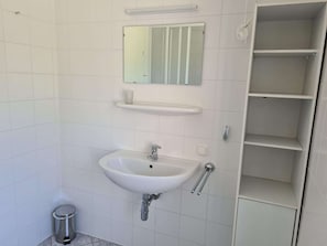 Shower, towels - Flat Alpenroos in Bad Mitterndorf With Sunny Balcony (Bad Mitterndorf)