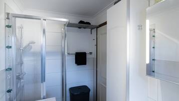 Apartment | Badezimmer | Dusche, Handtücher