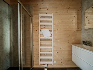 Shower, towels - Cozy Holiday Home in Rattendorf With Garden (Hermagor-Pressegger See)