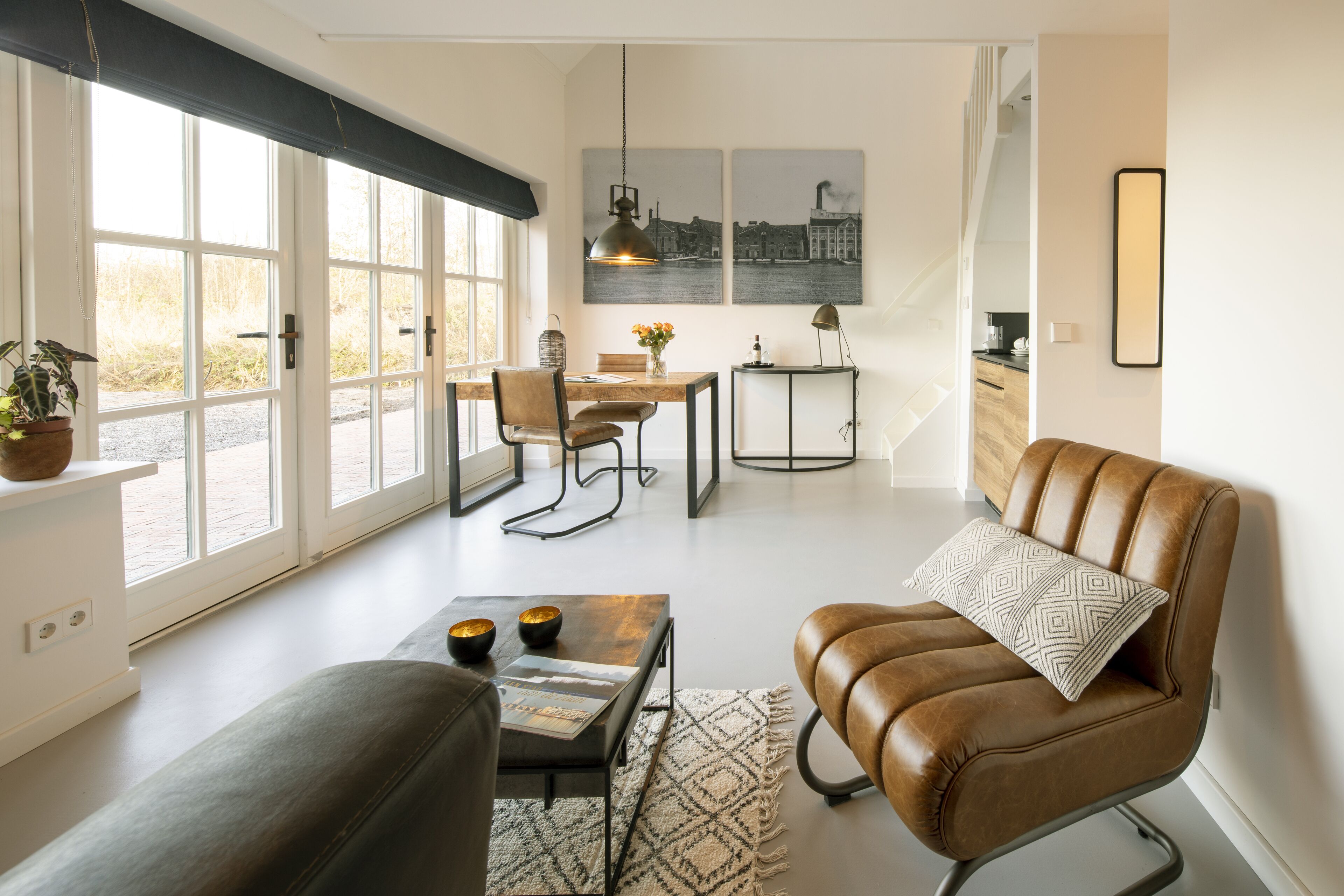 华丽开间 | 起居区 | 32-英寸智能电视（配备数码频道）、电视 、Netflix