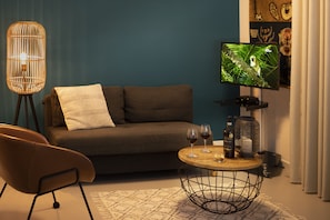 Deluxe Studio | Living area | 32-inch Smart TV with digital channels, TV, Netflix - B&B Saenliefde (Wormer)