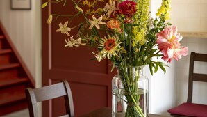 A dining table with a vase of flowers. - B&B Saenliefde (Wormer)