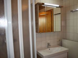 Apartment | Badezimmer | Duschwanne