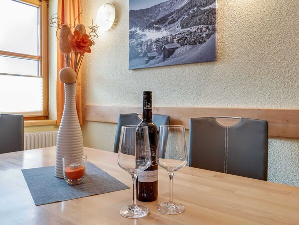 Apartment | Dining - Vibrant Apartment near Ski Area in Fiss (Fiss)