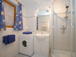 Bathroom | Shower, towels