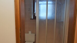 Appartement | Badkamer | Een douche, handdoeken