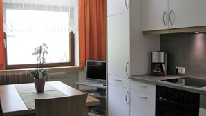 Appartement | Privékeuken | Een koffiezetapparaat/waterkoker, een koelkast, een oven, een vaatwasser