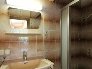 Apartment | Bathroom | Shower, towels - Boutique Apartment in Tyrol With Balcony (Brixen im Thale)