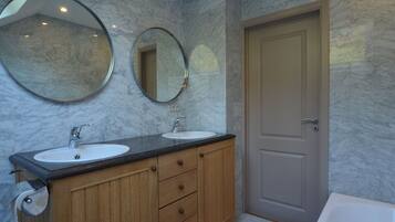 House | Bathroom | Combined shower/tub