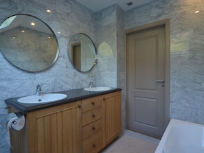 House | Bathroom | Combined shower/tub