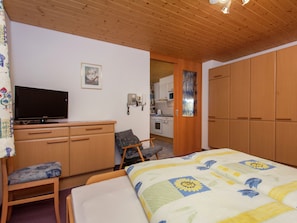Apartment | 1 bedroom, individually furnished, bed sheets