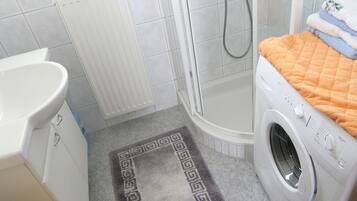 Apartment | Badezimmer | Dusche, Handtücher