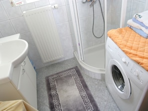 Apartment | Badezimmer | Dusche, Handtücher