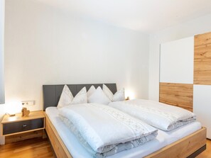 Apartment | 2 bedrooms, individually furnished, bed sheets