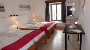 House | 6 bedrooms, individually furnished, iron/ironing board, bed sheets