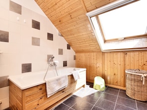 House | Bathroom | Bathtub, towels