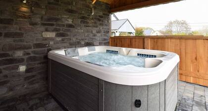 Grandeur Villa with Sauna & Hot Tub in Durbuy