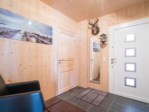 4 bedrooms, individually furnished - Opulent Wooden Chalet in Hohentauern with Infrared Sauna & Hot Tub (Hohentauern)
