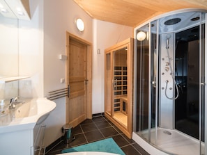 Bathroom - Opulent Wooden Chalet in Hohentauern with Infrared Sauna & Hot Tub (Hohentauern)