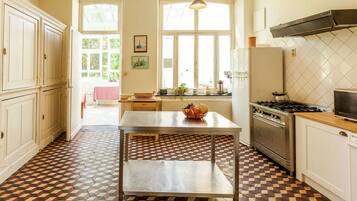 Huis | Privékeuken | Een vaatwasser, een kinderstoel