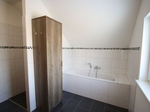 Bathtub, towels