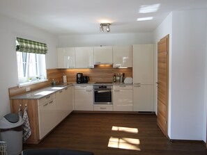 Chalet | Private kitchen | Fridge, microwave, dishwasher, coffee/tea maker