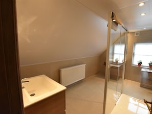 Villa | Badezimmer | Dusche, Handtücher