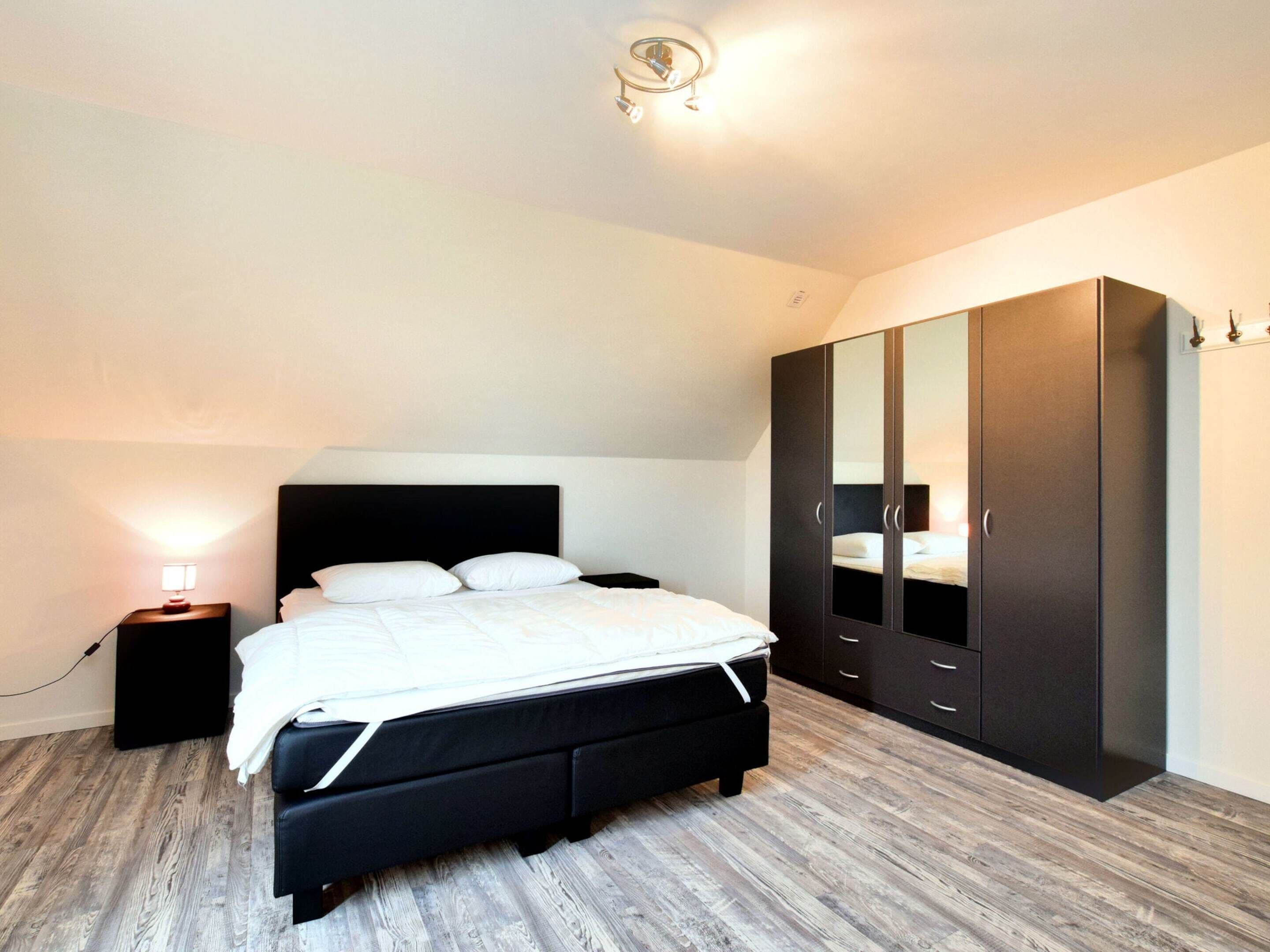 House | 7 bedrooms, individually furnished, bed sheets