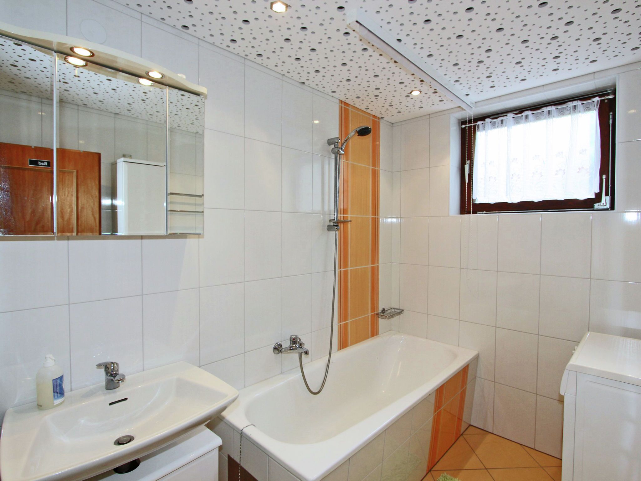House | Bathroom | Combined shower/bathtub, towels