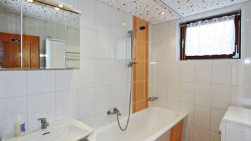 House | Bathroom | Combined shower/bathtub, towels