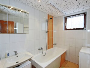 House | Bathroom | Combined shower/tub, towels - Beautiful Apartment With Plenty of Privacy and a Magnificent View (Mortschach)