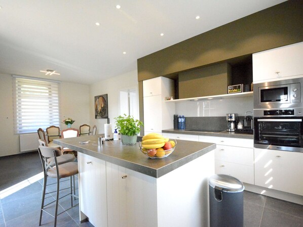 House | Private kitchen - Luxe Home with Hot Tub & Sauna (Spa)