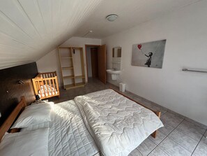 House | 10 bedrooms, individually furnished - Holiday Home in Robertville With Sauna & Garden (Waimes)