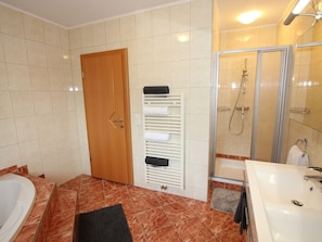 Apartment | Bathroom | Combined shower/tub, towels