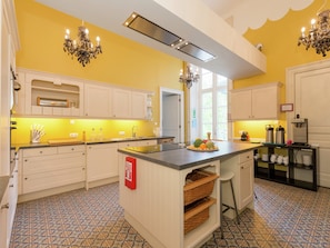 Huis | Privékeuken | Een kookplaat, een kinderstoel