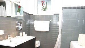 Chalet | Bathroom | Shower, towels - Private Chalet With Sauna in Afritz am See Carinthia (Treffen)