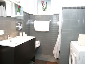 Chalet | Bathroom | Shower, towels - Private Chalet With Sauna in Afritz am See Carinthia (Treffen)