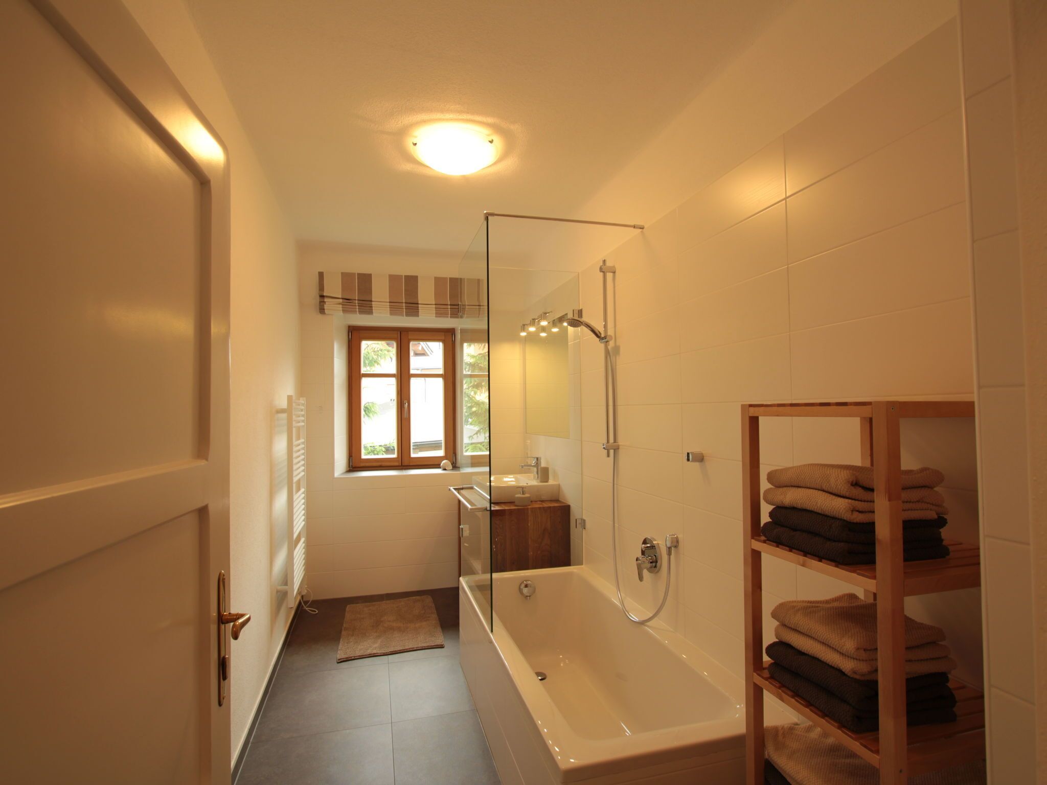 Bathtub, towels