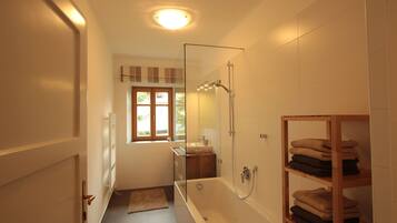 Bathtub, towels
