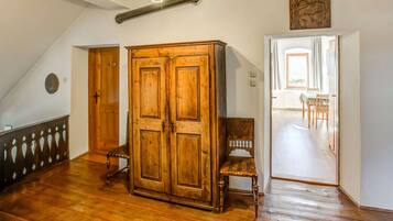 Nhà | 6 phòng ngủ, trang bị nội thất với thiết kế riêng biệt, bộ trải giường