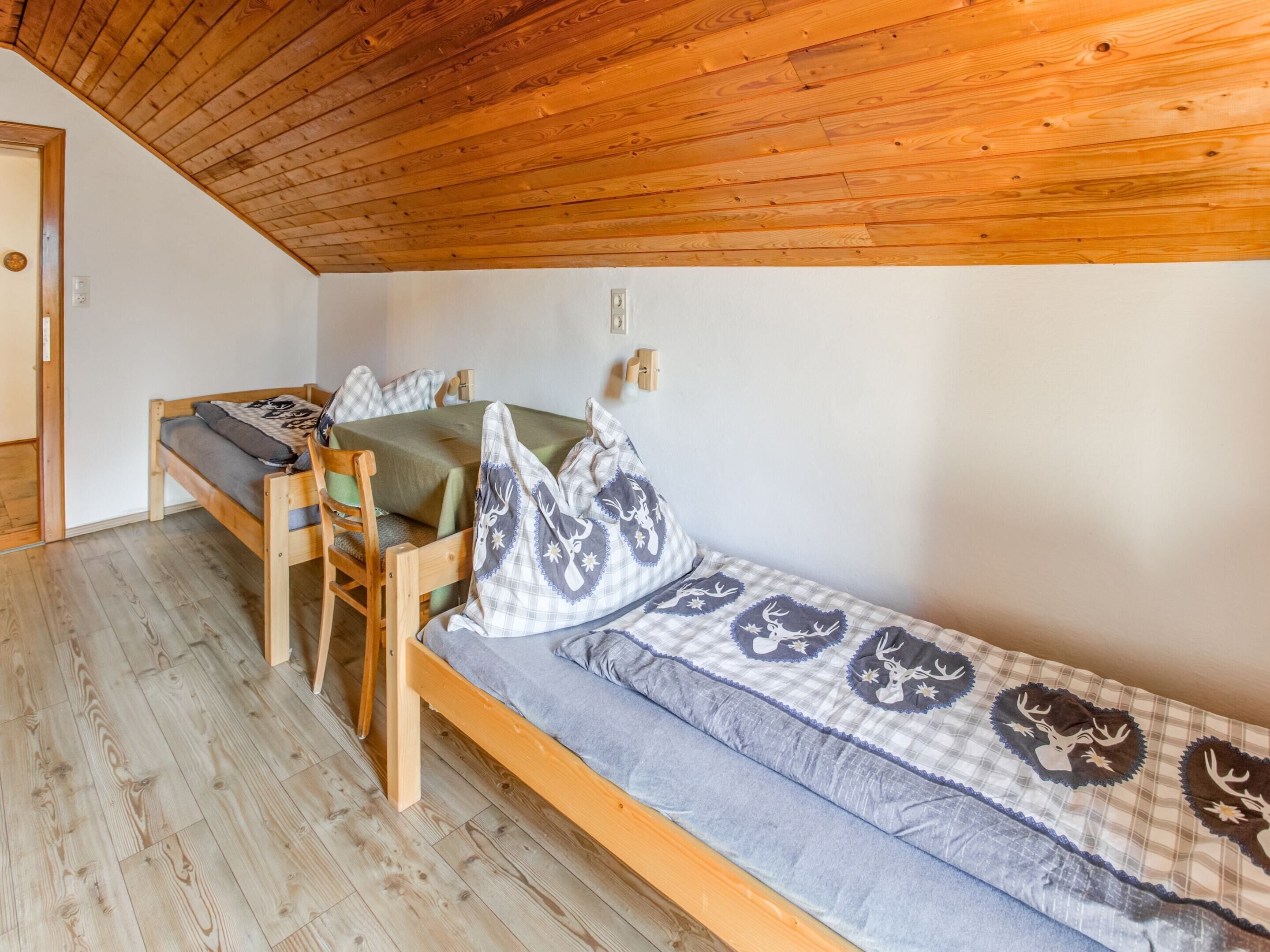 6 bedrooms, individually furnished, bed sheets