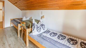 6 bedrooms, individually furnished, bed sheets