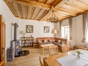 Ferienhaus | Wohnzimmer | Fernseher, Kamin
