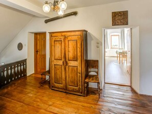 House | 6 bedrooms, individually furnished, bed sheets